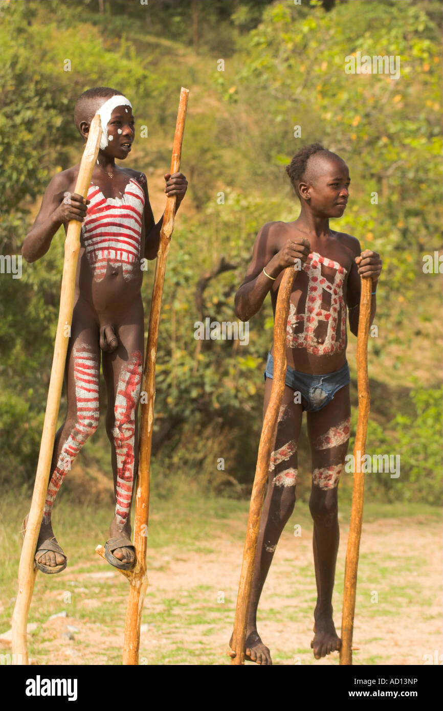 Etiopia, Chencha montagne, Dorze ragazzi con il body painting su palafitte Foto Stock