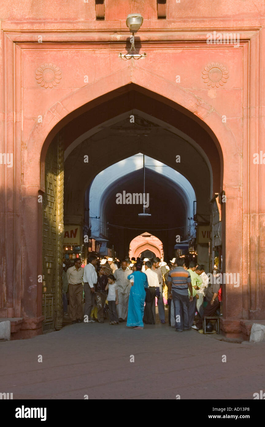 Vista verticale di un gruppo di Indiani a piedi attraverso l'arco principale di Fort rosso in Chatta Chowk. Foto Stock