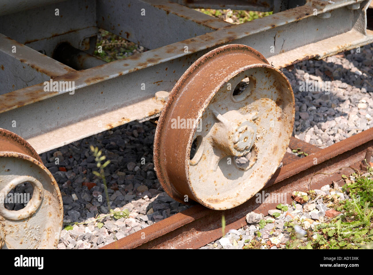 Industrial ferrovia a scartamento ridotto di dimostrazione in pista a Twyford idrico - dettaglio del ribaltabile fwagon telaio e ruote. Foto Stock