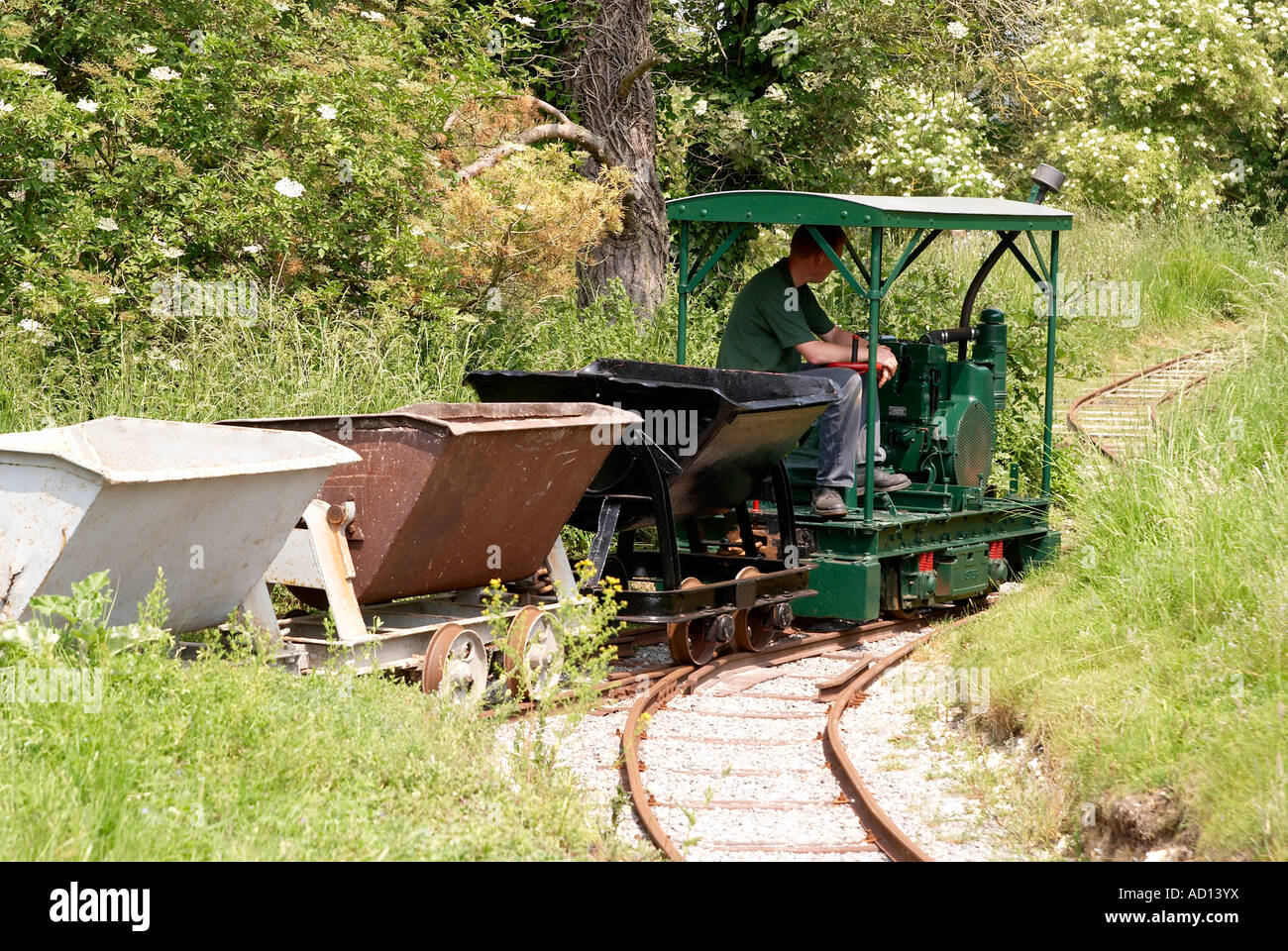 Industrial ferrovia a scartamento ridotto di dimostrazione in pista a Twyford Waterworks, Winchester, Hampshire - Treno di carri del cassone ribaltabile Foto Stock