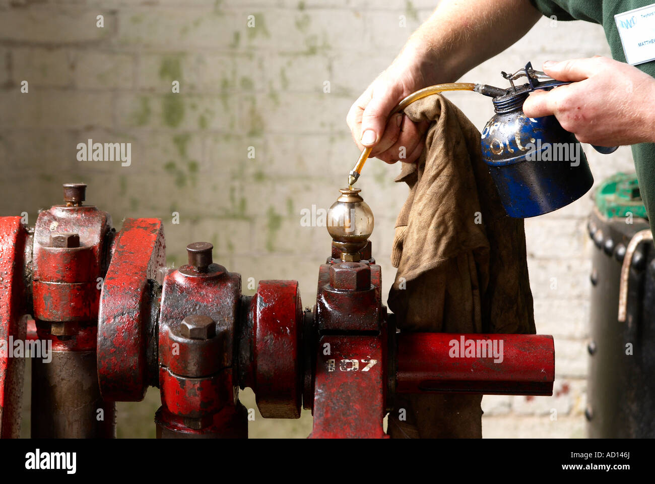 Acqua alimentato il motore idraulico essendo oliato, Twyford Waterworks, vicino a Winchester, Hampshire Foto Stock