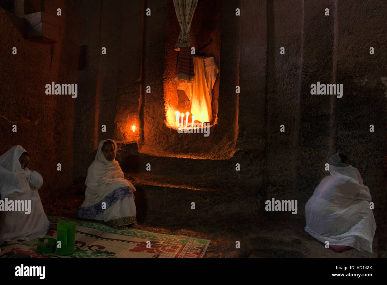 Etiopia Lalibela, pellegrini all'interno chiesa di Bet Medhane Alem (Salvatore del mondo) Foto Stock