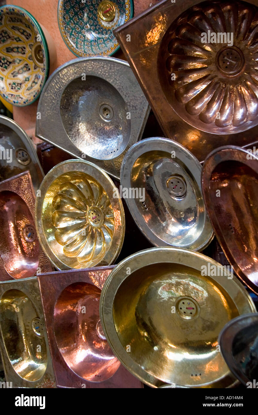 Rame, ottone, bronzo e color argento lavelli e ciotole per la vendita in  stallo nel souk di Marrakech, Marocco Foto stock - Alamy