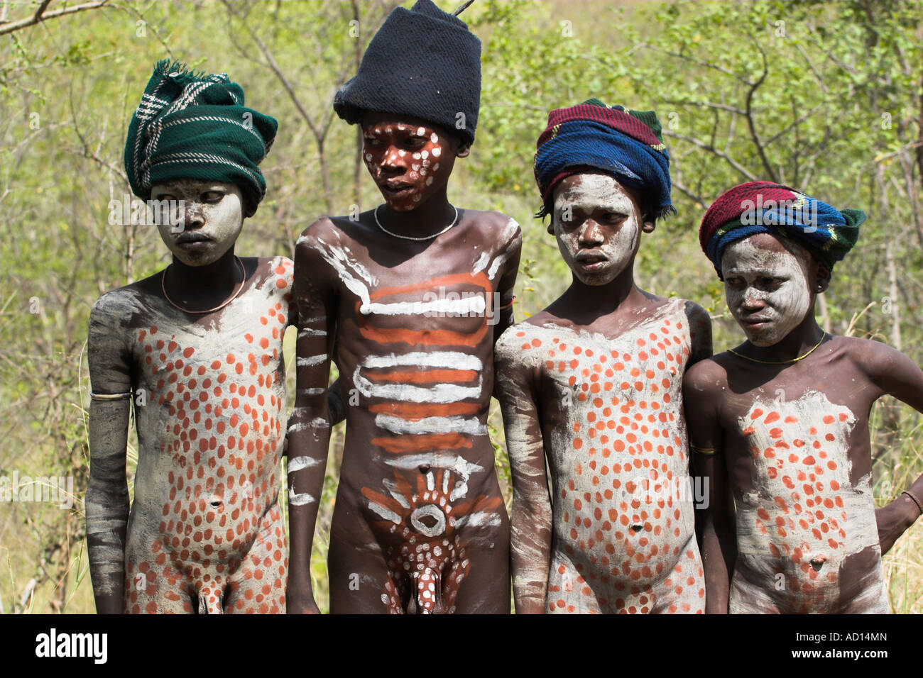 In Etiopia, a sud della valle dell'Omo, Mursi i ragazzi con il body painting Foto Stock