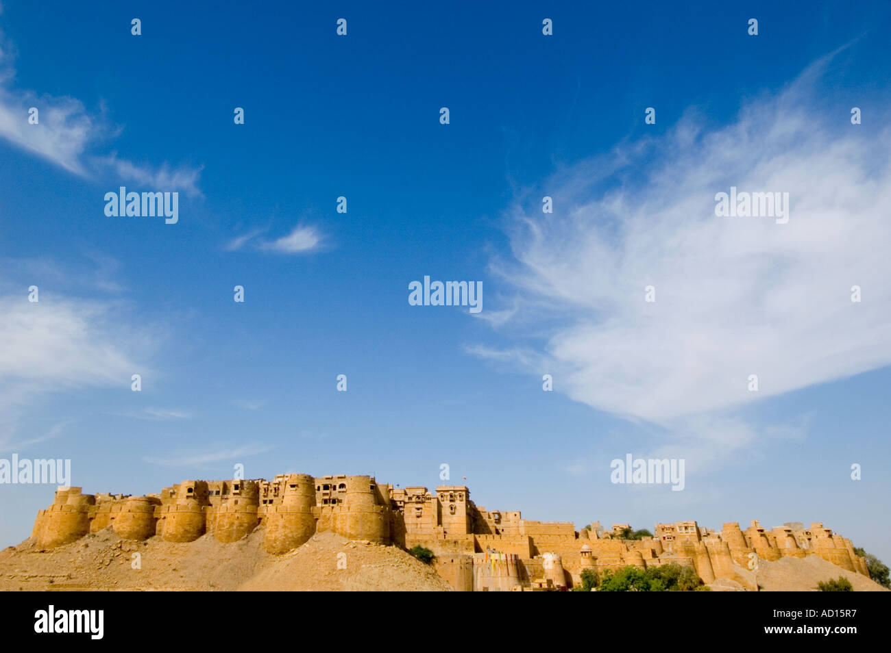In orizzontale ampia angolazione della pietra arenaria gialla bastioni che circondano Jaisalmer Fort Foto Stock