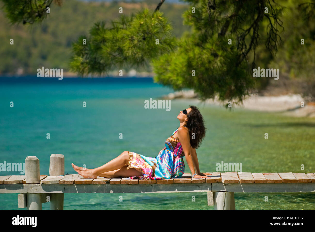 Ragazza mediterranea a prendere il sole in Turchia Foto Stock