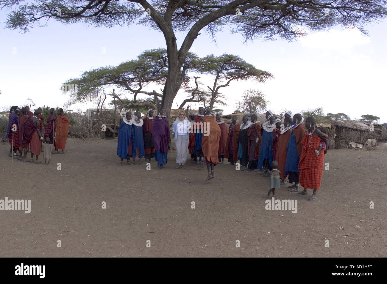 Africa Tanzania persone native tribù Masai donne abito tradizionale con tourist Foto Stock