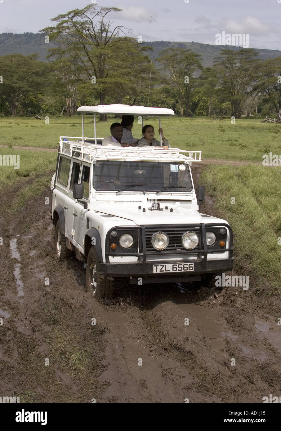 Immersioni subacquee del cratere di Ngorongoro Tanzania 4 x 4 guida in Landrover Defender Foto Stock