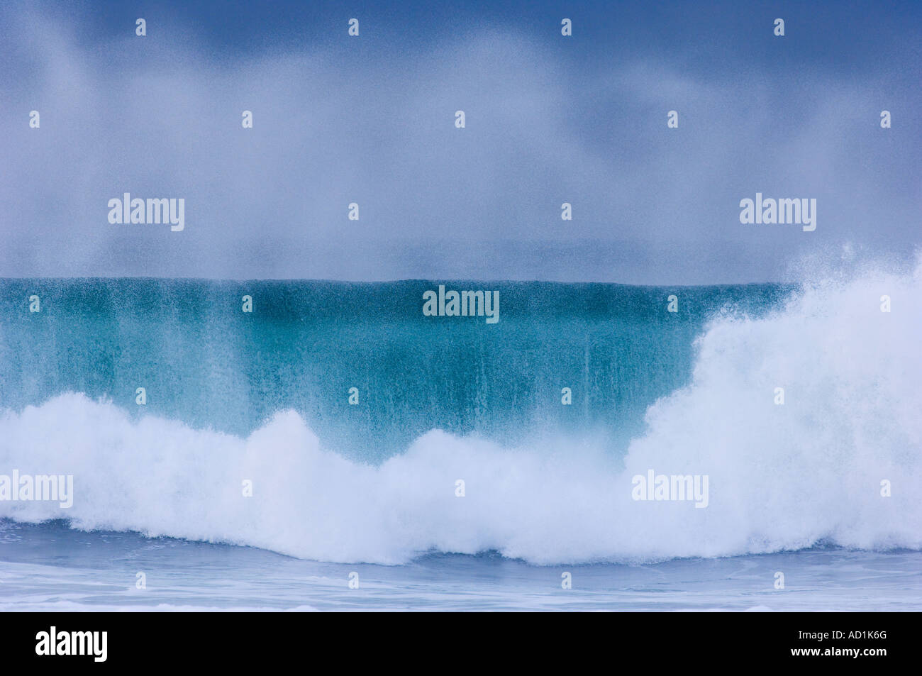 La laminazione delle onde nella baia di Saligo Islay Foto Stock