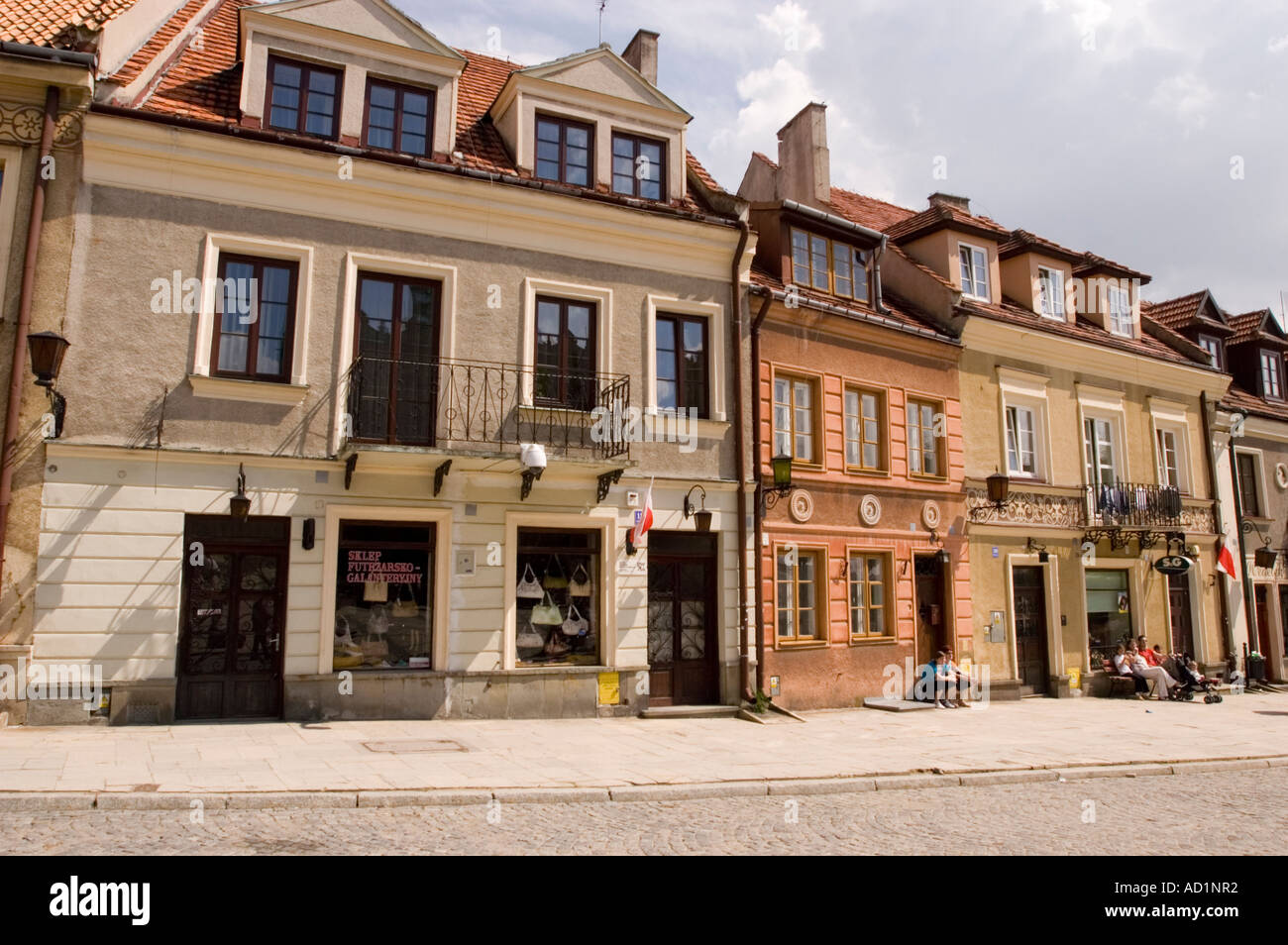 Fila di edifici storici sulla Piazza del mercato a Sandomierz, Polonia. Architettura tradizionale europea e case cittadine colorate. Foto Stock