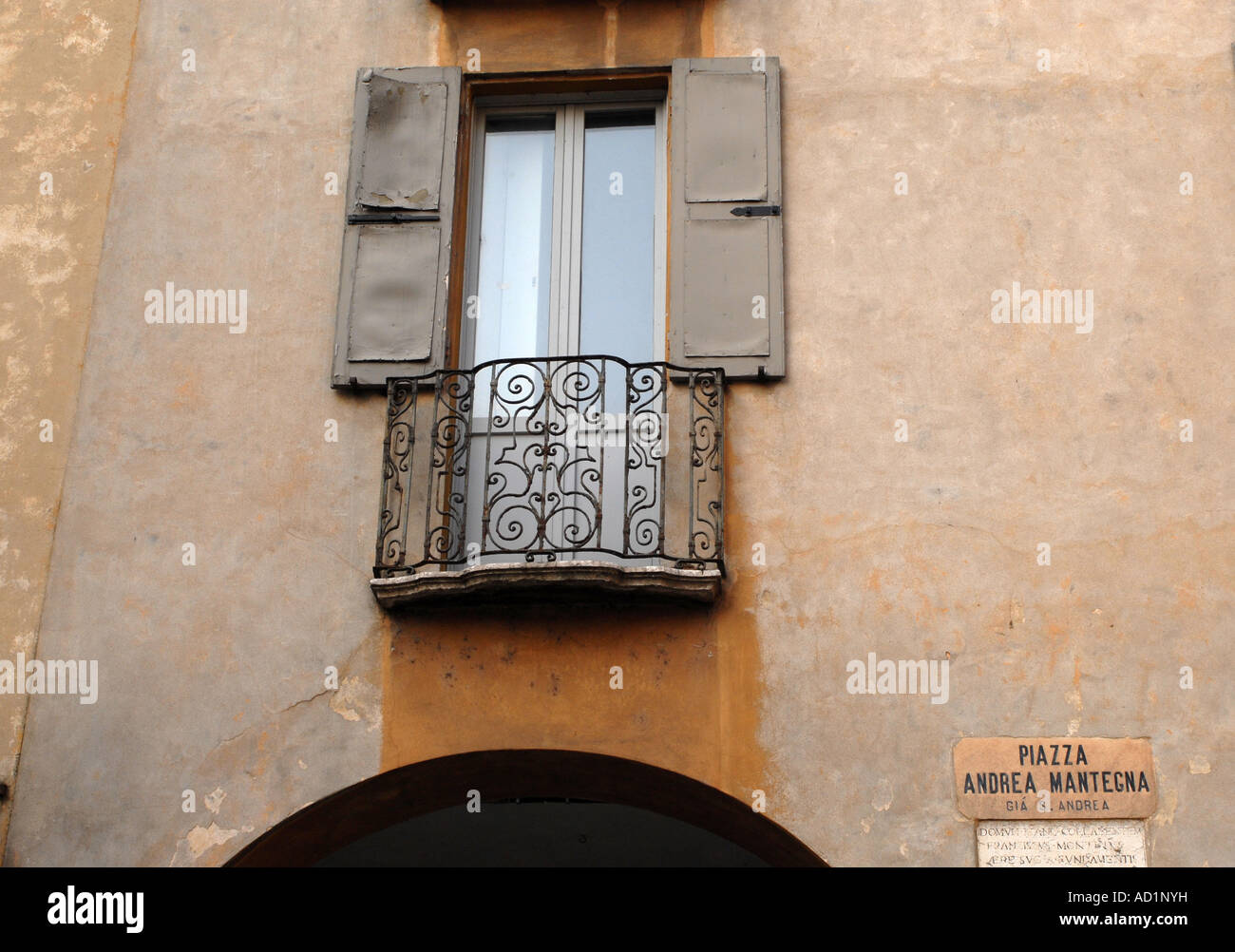 Un balcone che si affaccia su Piazza Andrea Mantegna, Mantova Italia Foto Stock