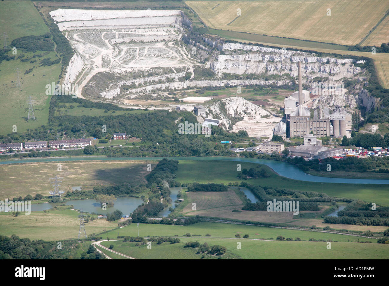 Veduta aerea della faccia di Quarry e degli edifici dell'attuale fabbrica Di Cemento Shoreham a South Downs National Park, West Sussex, Inghilterra Foto Stock