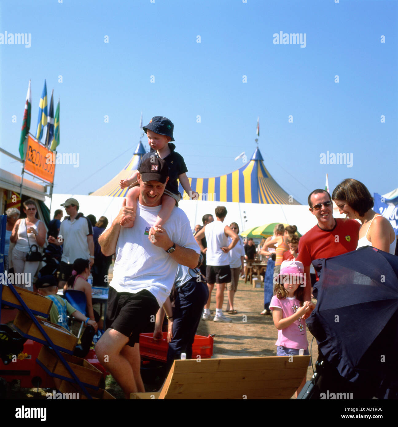 Persone di famiglie a annuale nazionale gallese Eisteddfod festival in Galles Gran Bretagna UK KATHY DEWITT Foto Stock