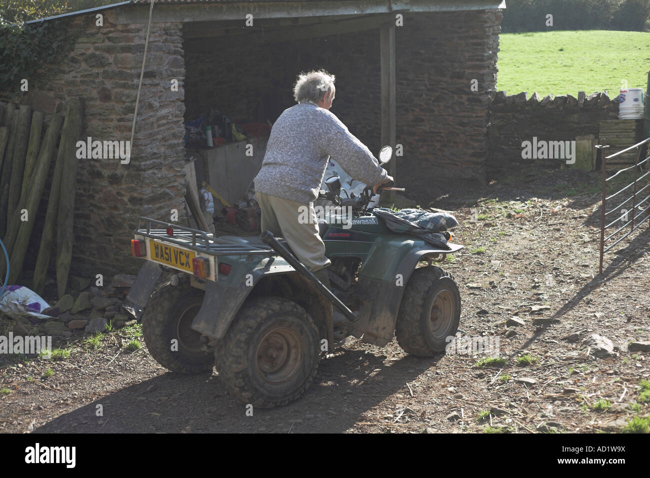 Allevatore ovino sul Exmoor Somerset REGNO UNITO equitazione quad bike, vecchio uomo nei suoi anni settanta Foto Stock