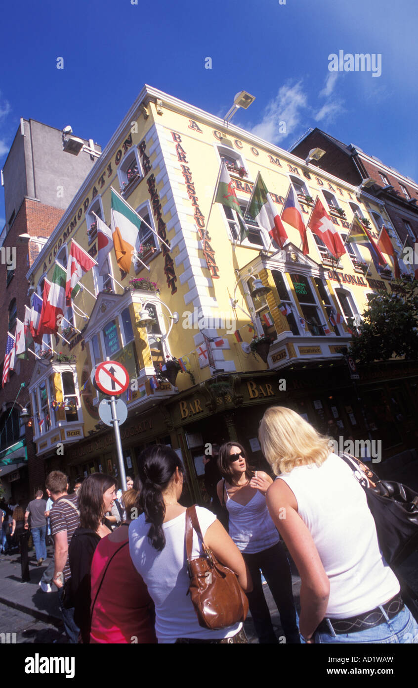 Le donne di fronte a un pub al Temple Bar di Dublino Irlanda Foto Stock