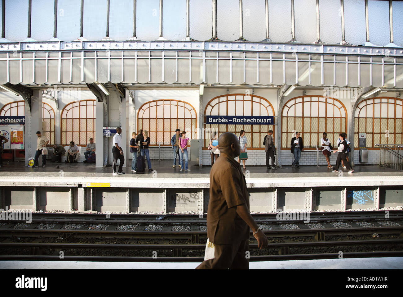 La stazione ferroviaria di Barbès Rochechouart distretto di Parigi. Foto Stock