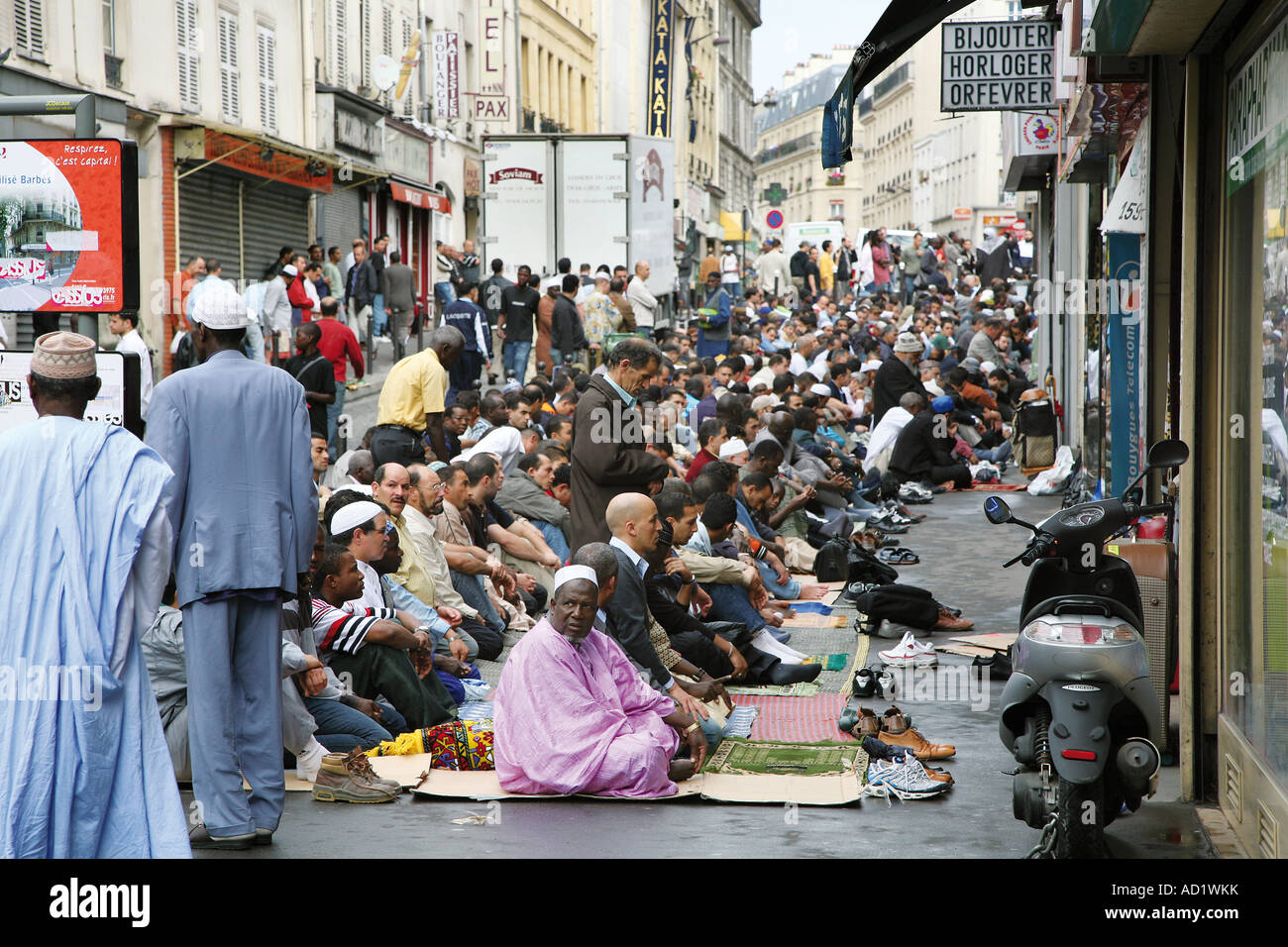 I musulmani pregano la moschea in Barbès Rochechouart distretto di Parigi. Foto Stock