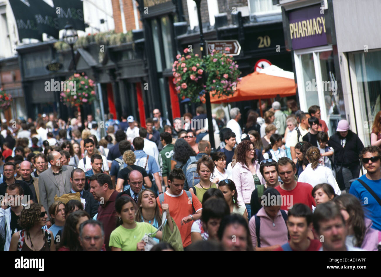 Le persone che si recano a fare shopping a Grafton Street a Dublino Irlanda Foto Stock