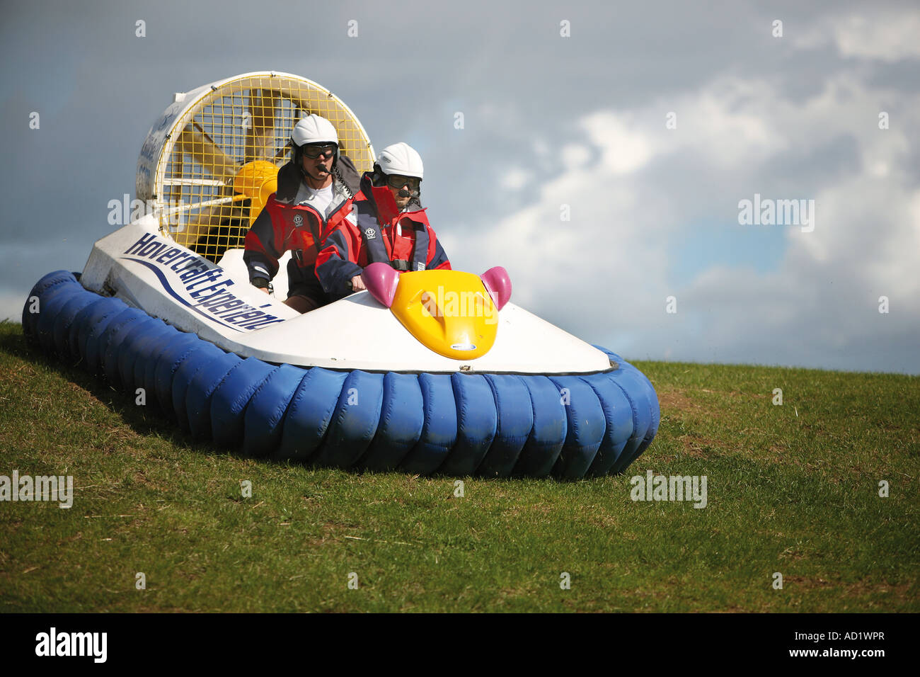 Hovercraft in campagna in Inghilterra galleggia sulla terra e sul mare Foto Stock