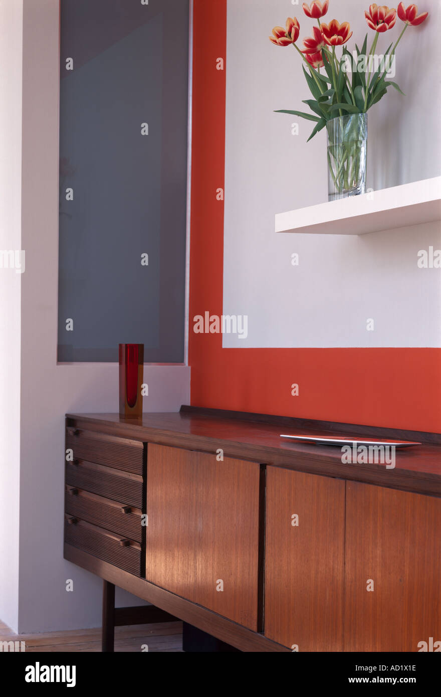 Glasgow Loft, Scozia. Negli anni cinquanta-credenza stile nella zona soggiorno. Architetto: Gareth Hoskins Foto Stock
