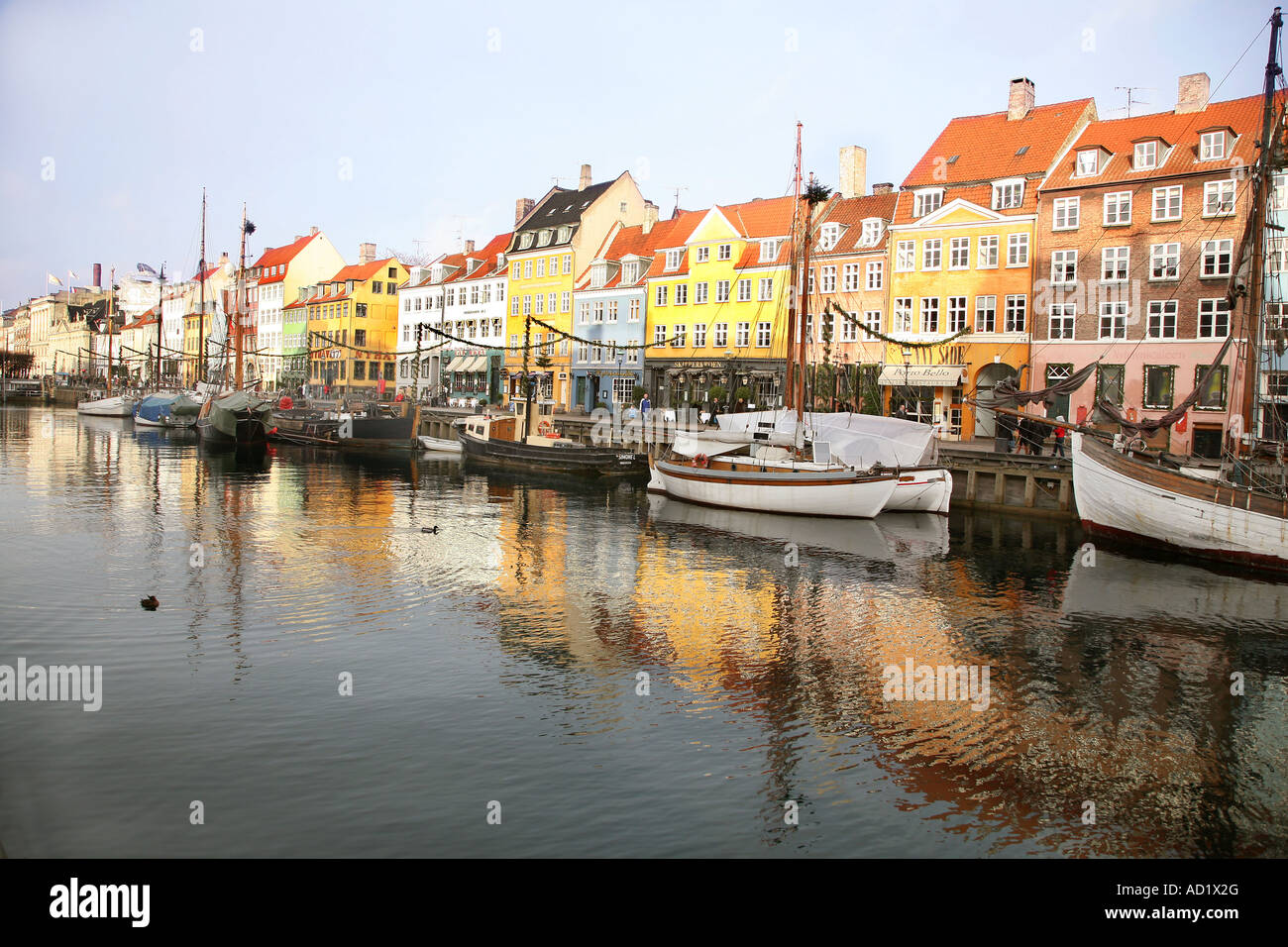 Le barche nel porto in Copenhagen Foto Stock