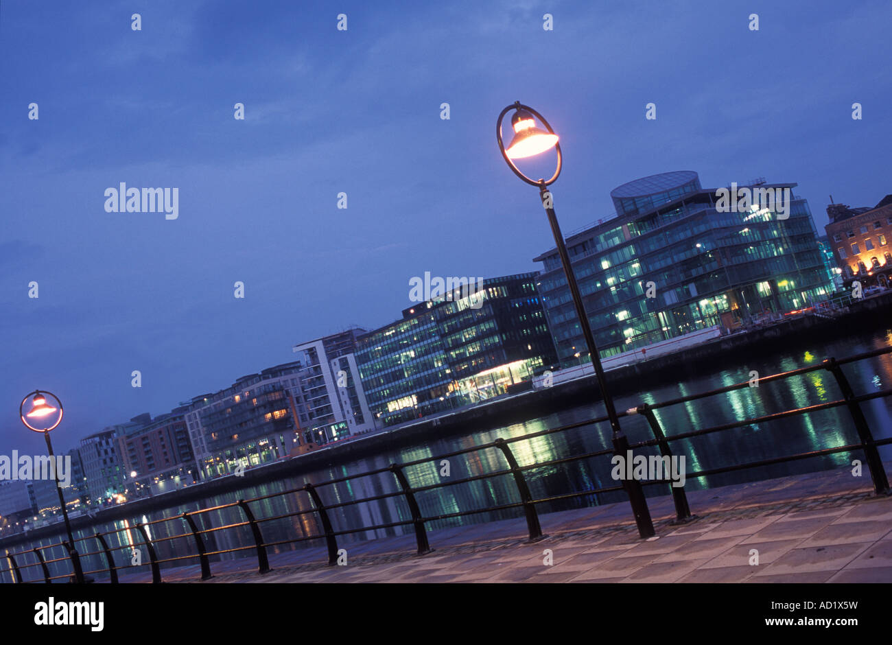 Ufficio moderno blocchi al Docklands di notte a Dublino Irlanda Foto Stock
