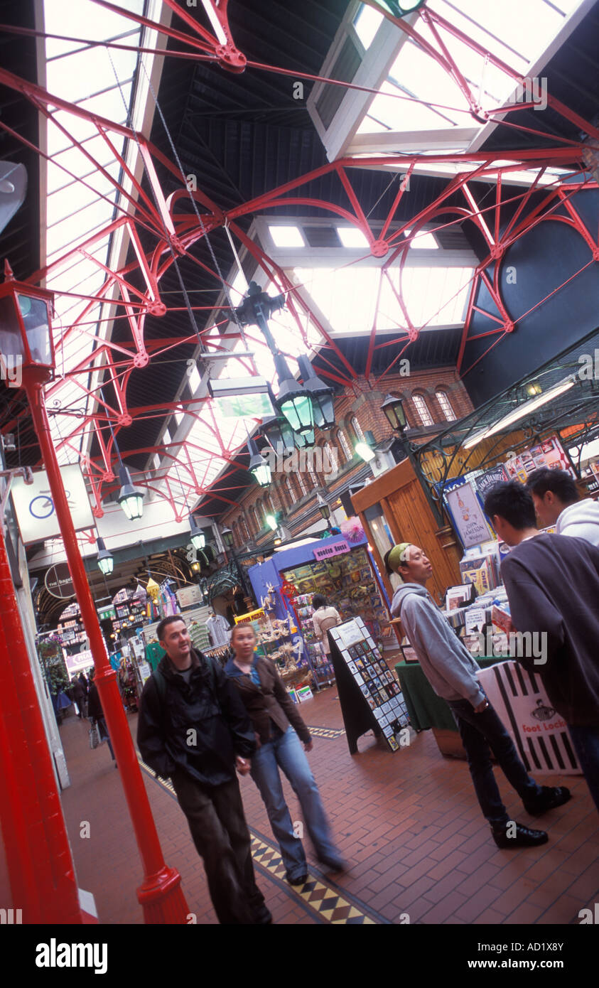 Le persone al mercato Arcade in tempi precedenti il mercato coperto in Dublino Irlanda Foto Stock