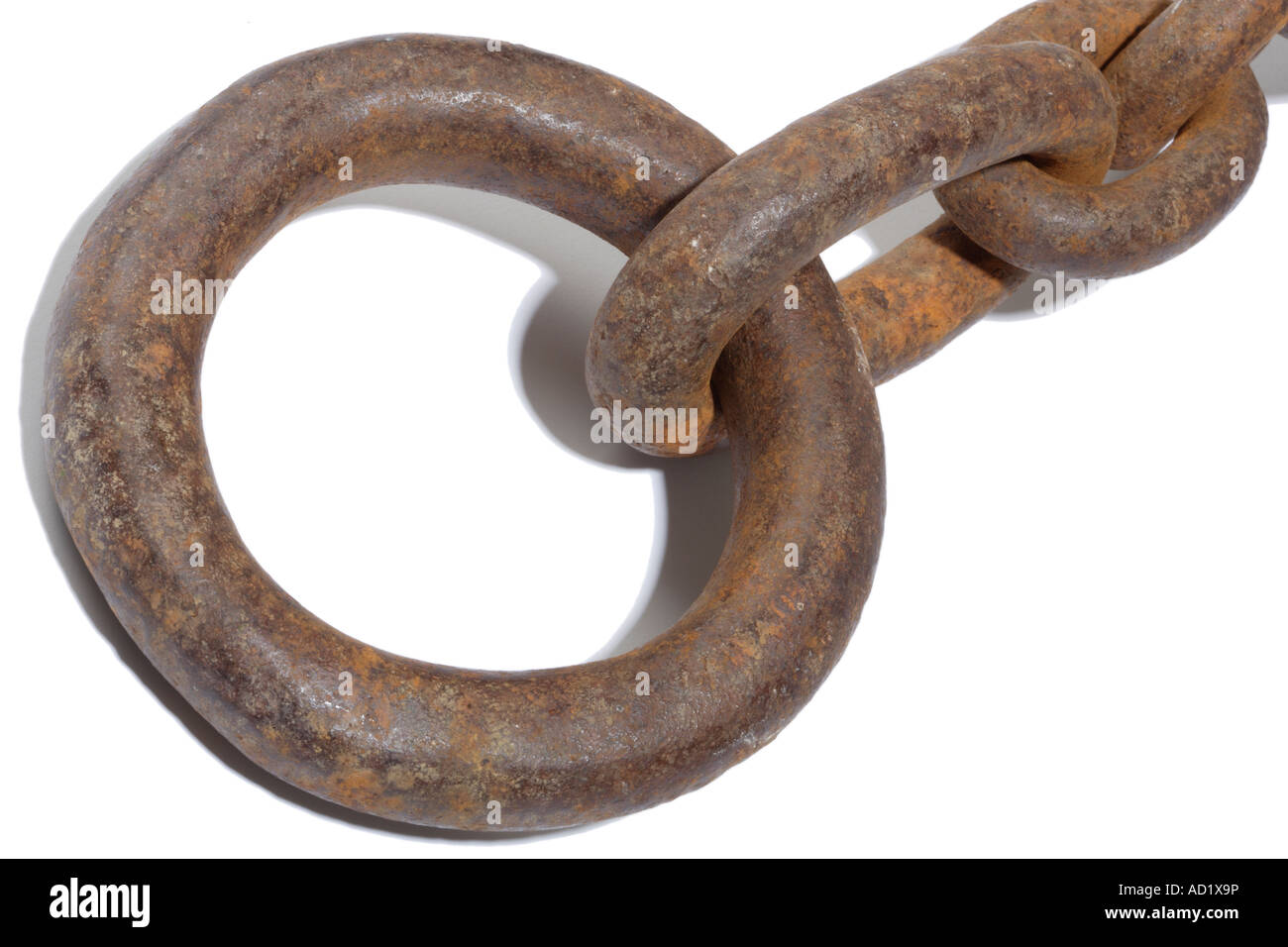 Grande metallo arrugginito anello con catena attaccata Foto Stock