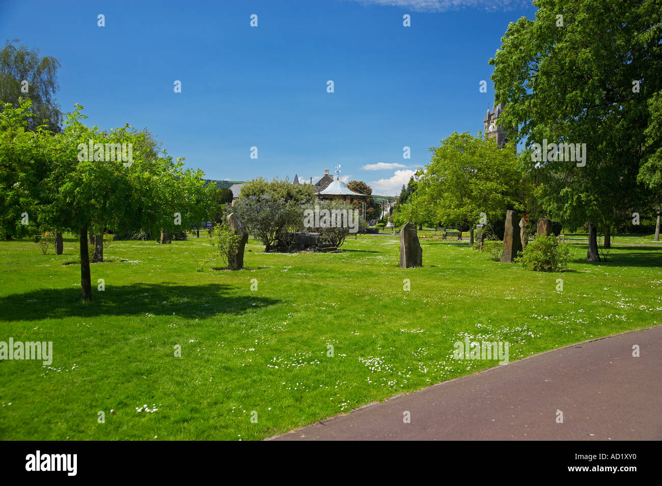 Gorsedd pietre e Pavilion di Neath giardini, Neath, Wales, Regno Unito Foto Stock