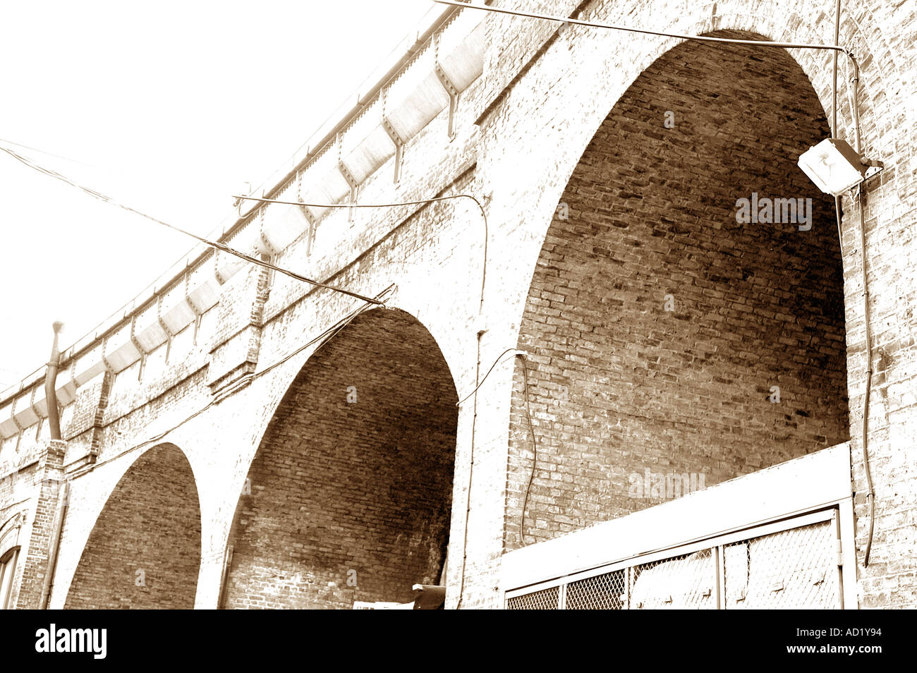 Raliway ponte sopra Borough Market leader in London Bridge ion centro di Londra Foto Stock