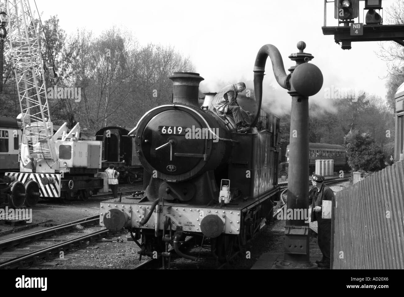 Il North York Moors Railway Regno Unito pienamente operante il vapore preservation trust il riempimento con acqua in bianco e nero Foto Stock