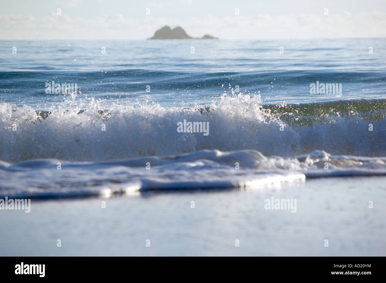 Una spiaggia molto bella scena con le onde in arrivo e raggiungere la sabbia Foto Stock