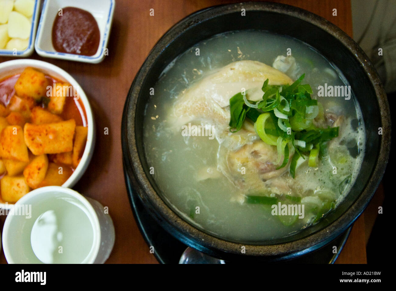 Samkyetang Ginseng o la zuppa di pollo in un ristorante famoso per Seul Corea del Sud Foto Stock