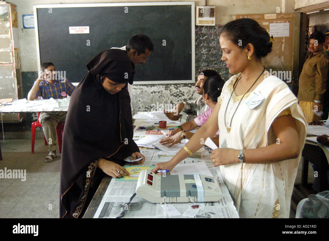 Indiano donna musulmana essendo identificato prima di votare alle elezioni in India Foto Stock