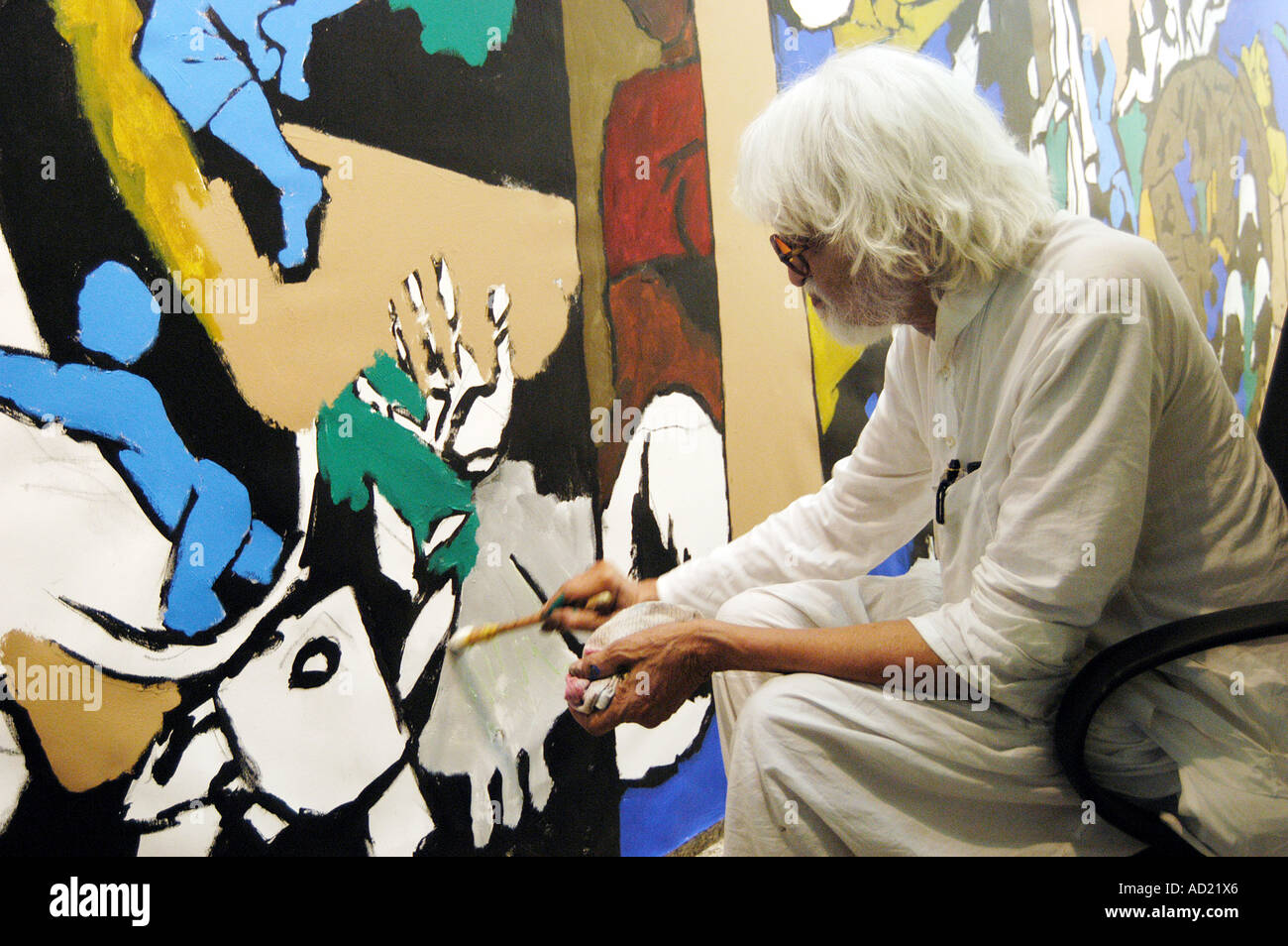 ASB pittore73125 M F Hussain dipinge una pittura presso Pundole Galleria d'Arte a Fort a Bombay ora Mumbai India Maharashtra Foto Stock