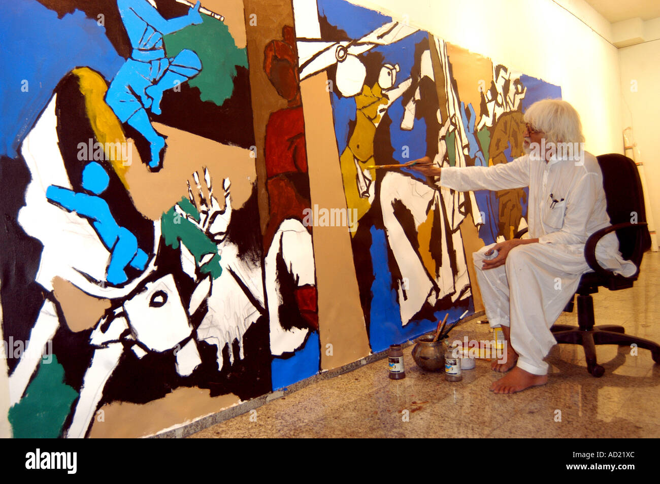 ASB pittore73130 M F Hussain dipinge una pittura presso Pundole Galleria d'Arte a Fort a Bombay ora Mumbai India Maharashtra Foto Stock