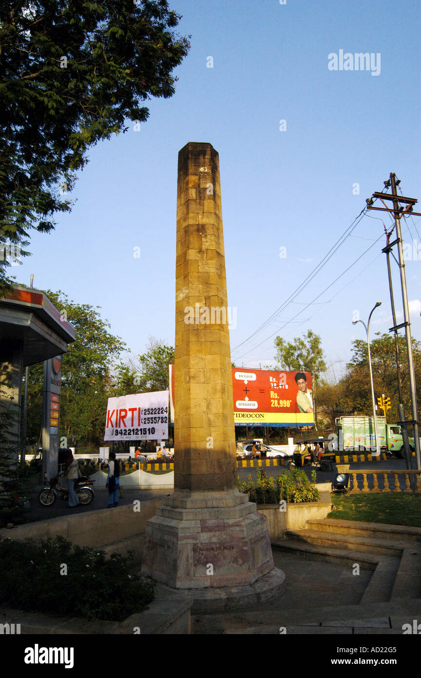 Alti pilastri di pietra monumento a mark indicano il centro medio middel dell India a Nagpur Maharashtra India Asia Foto Stock