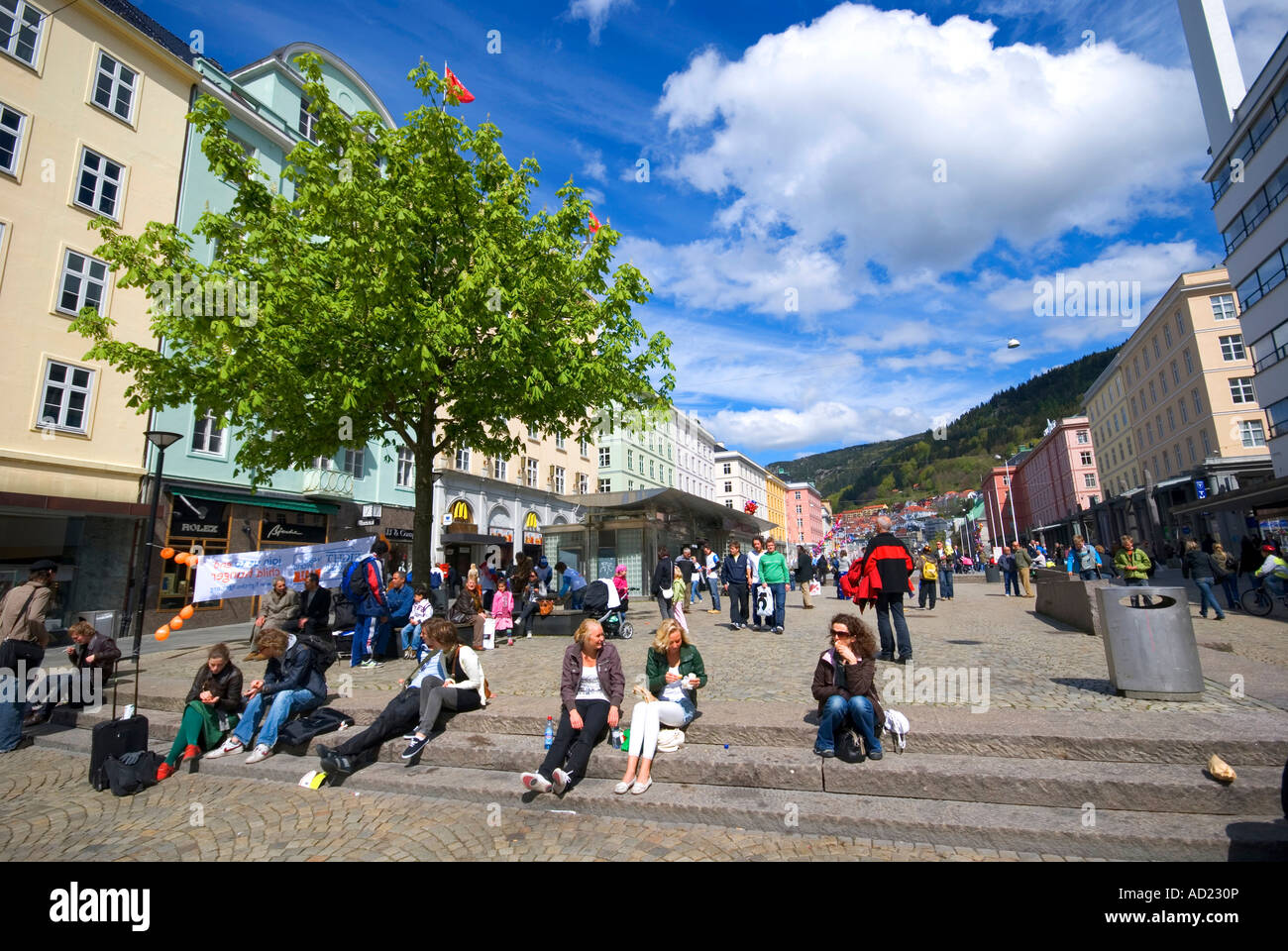 Turisti e cittadini di Bergen rilassarsi presso la piazza Torgallmenningen a Bergen in Norvegia Foto Stock