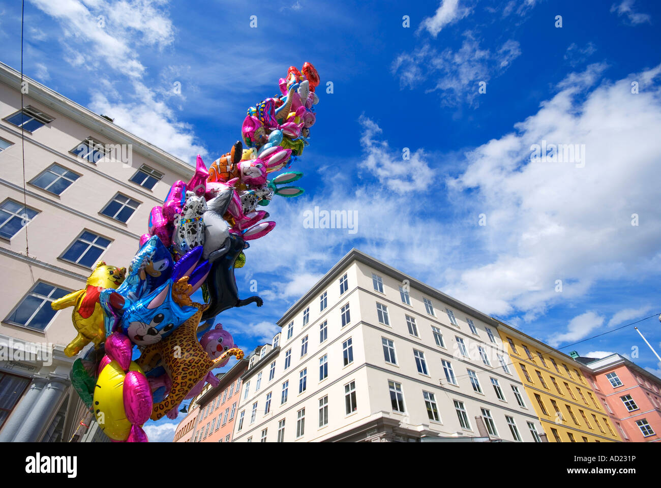 Palloncini per la vendita per raggiungere un chiaro cielo blu presso la piazza Torgallmenningen a Bergen, Norvegia Foto Stock