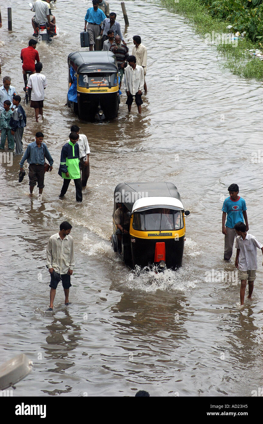 Alluvione di strada con acqua piovana monsonica vicino a Kurla Terminus Bombay Mumbai Maharashtra India Asia Indiano asiatico Foto Stock