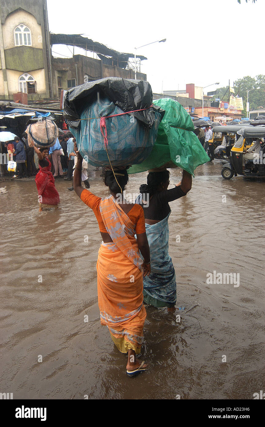 ASB73014 piogge monsoniche fuori Kurla stazione ferroviaria Ovest di Mumbai India Maharashtra Foto Stock