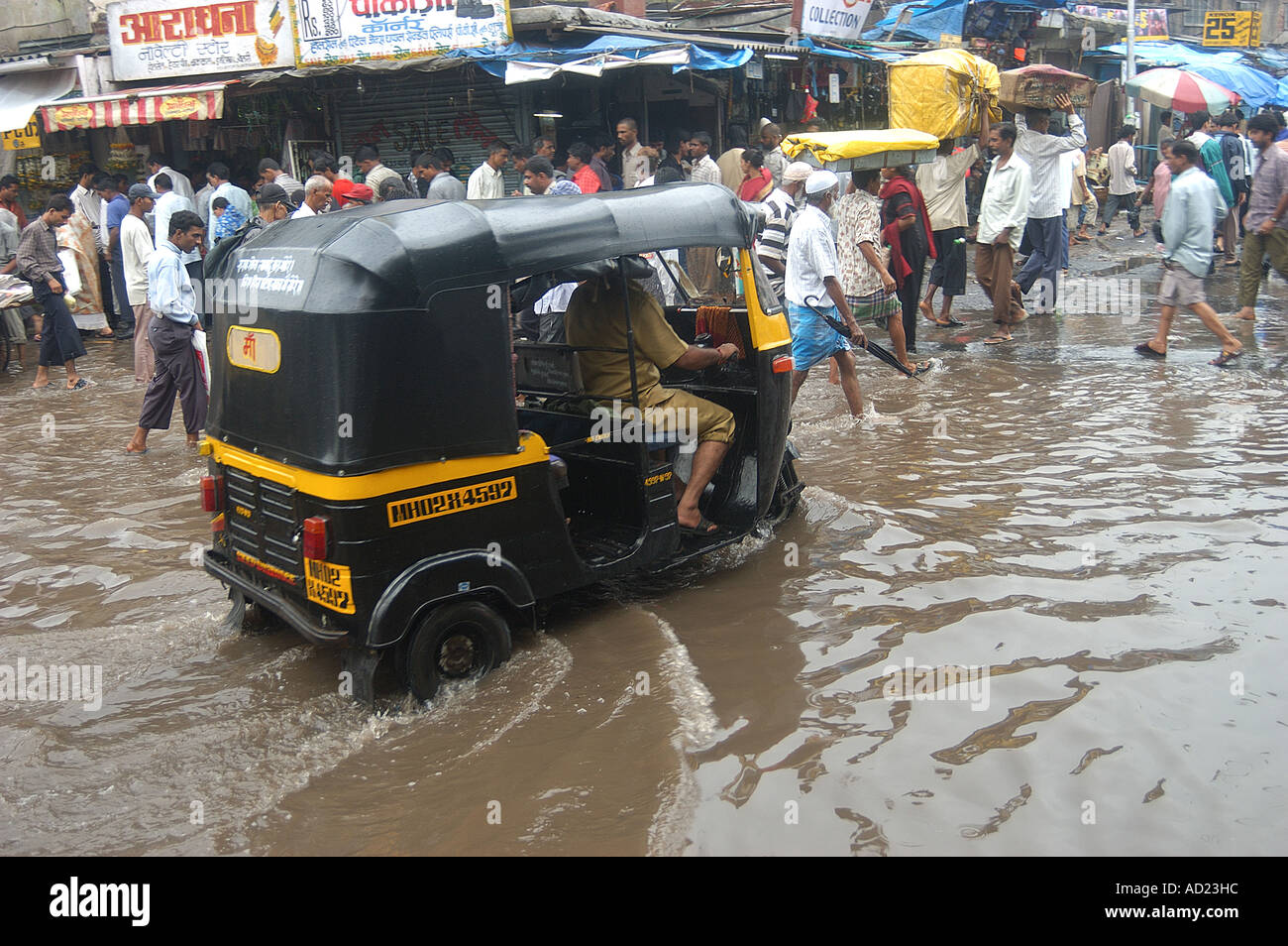 ASB73020 logging di acqua a causa di piogge monsoniche fuori Kurla stazione ferroviaria Ovest di Mumbai India Maharashtra Foto Stock