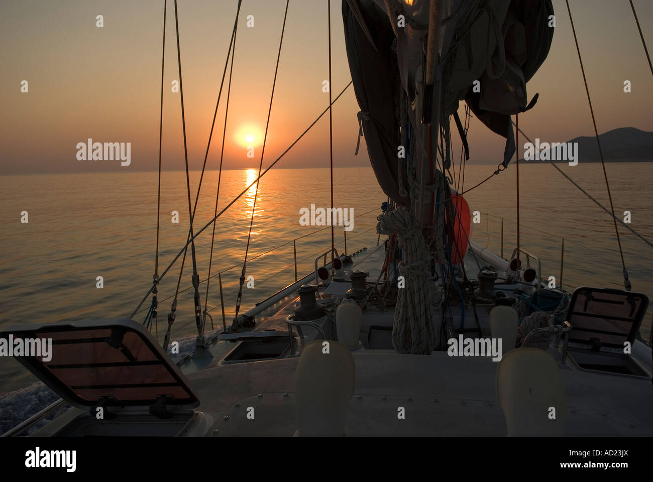 Tramonto in Fethiye Bay e barca a vela, Turchia. Foto Stock