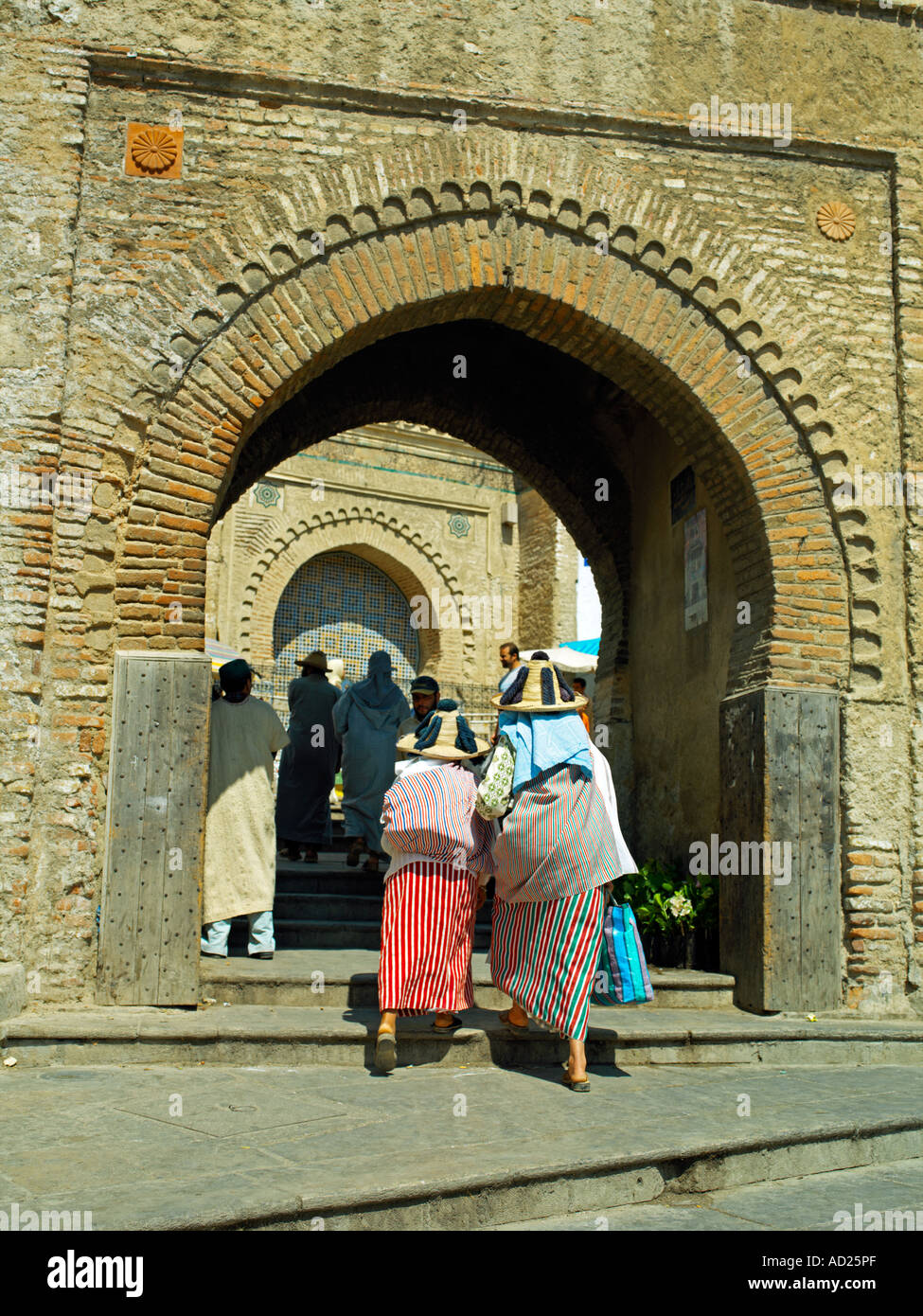 Due donne Rif entrando Bab el Okla in Tetouan, Moroco Foto Stock