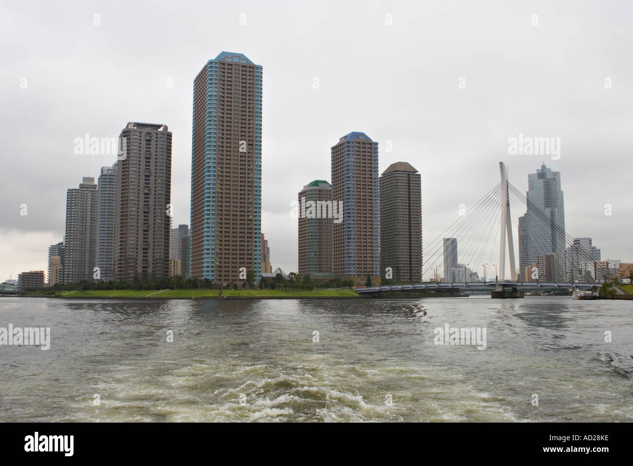 River City 21 sul Fiume Sumida, Tokyo, Giappone Foto Stock