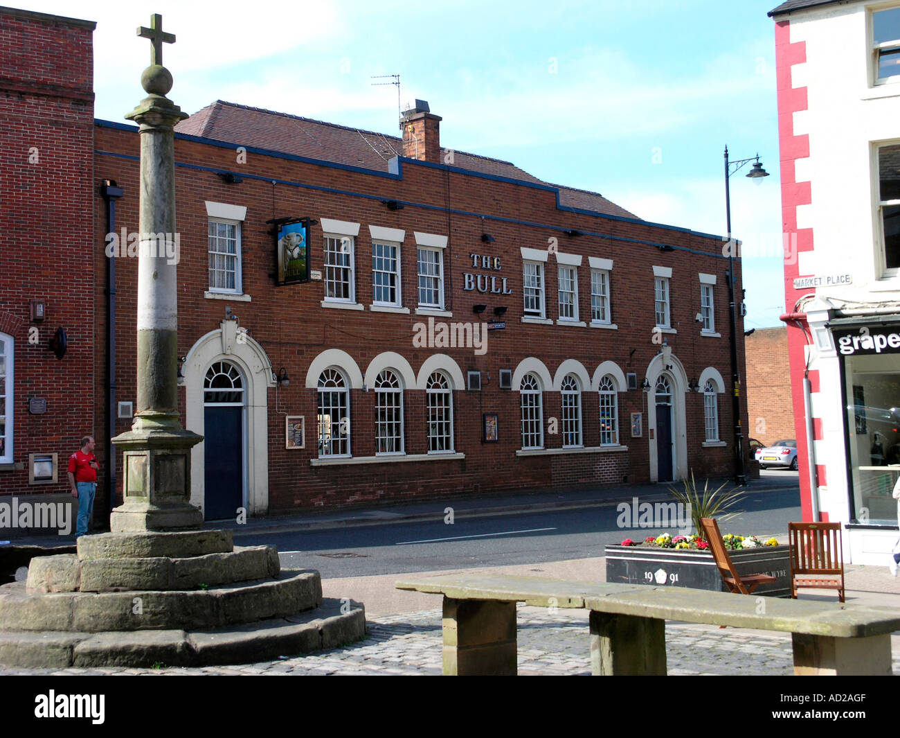 Il Bull Hotel e croce di Mercato nella piazza del mercato, Poulton le Fylde Foto Stock