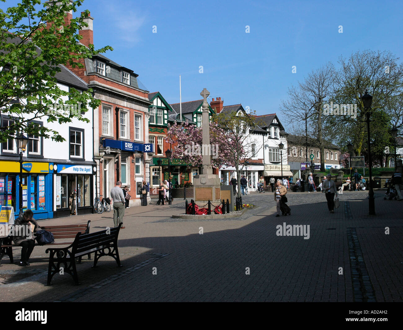 La piazza del mercato e il War Memorial Poulton le Fylde Foto Stock
