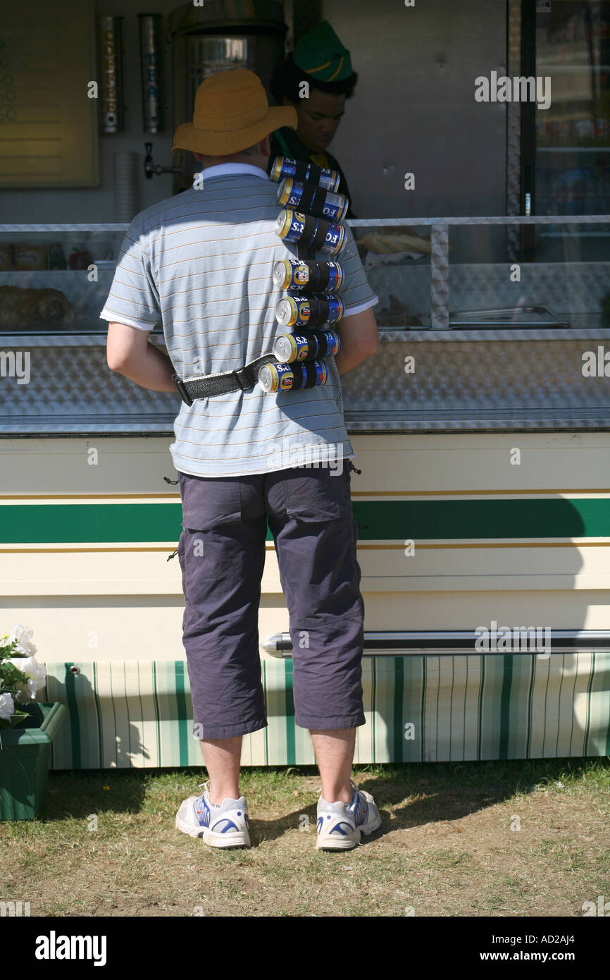 L'uomo caricato con le lattine di birra in attesa di un kebab al promuove 2006 British Grand Prix, Silverstone Inghilterra Foto Stock