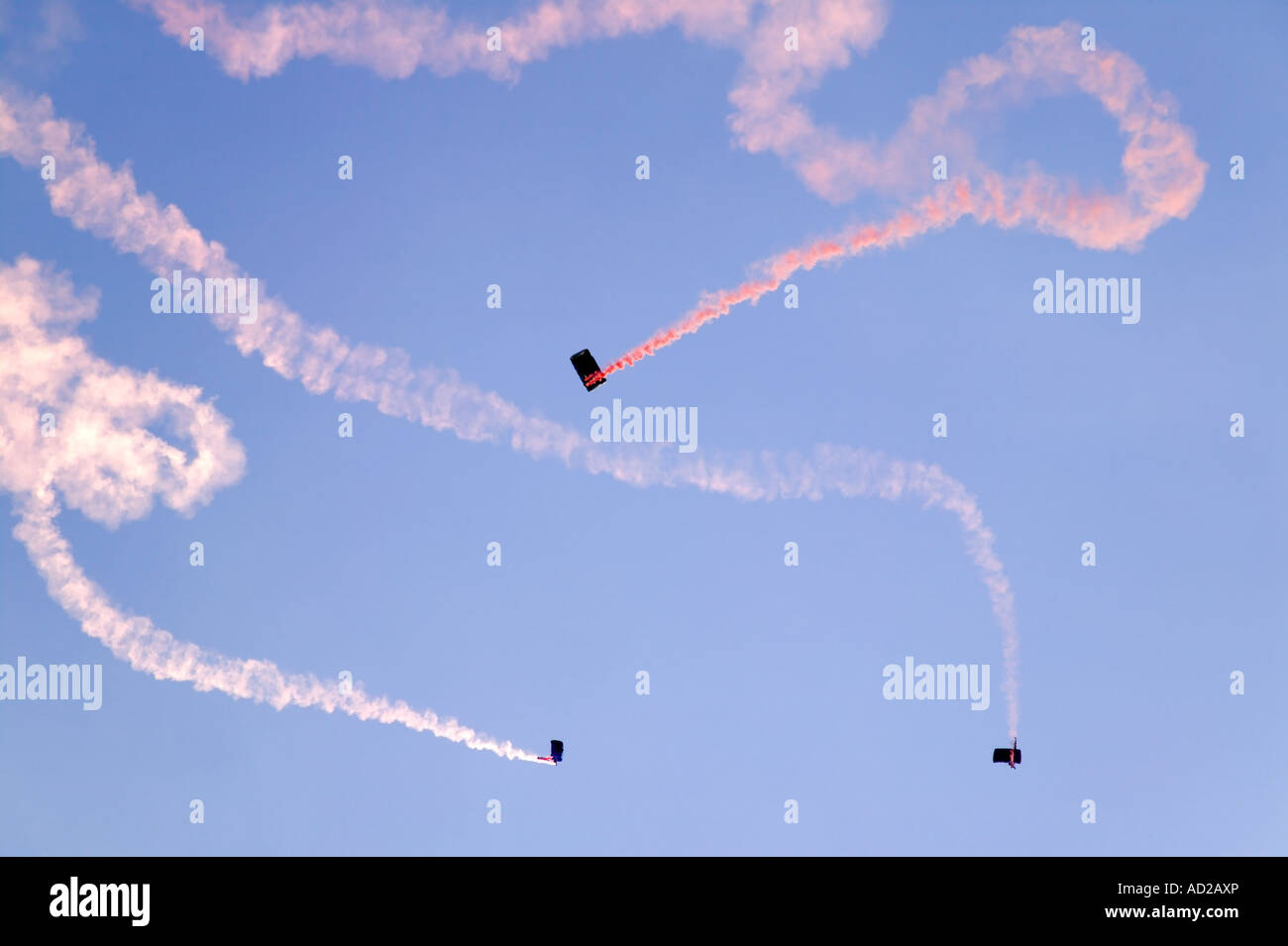 Sentieri di fumo da un paracadute team display Foto Stock