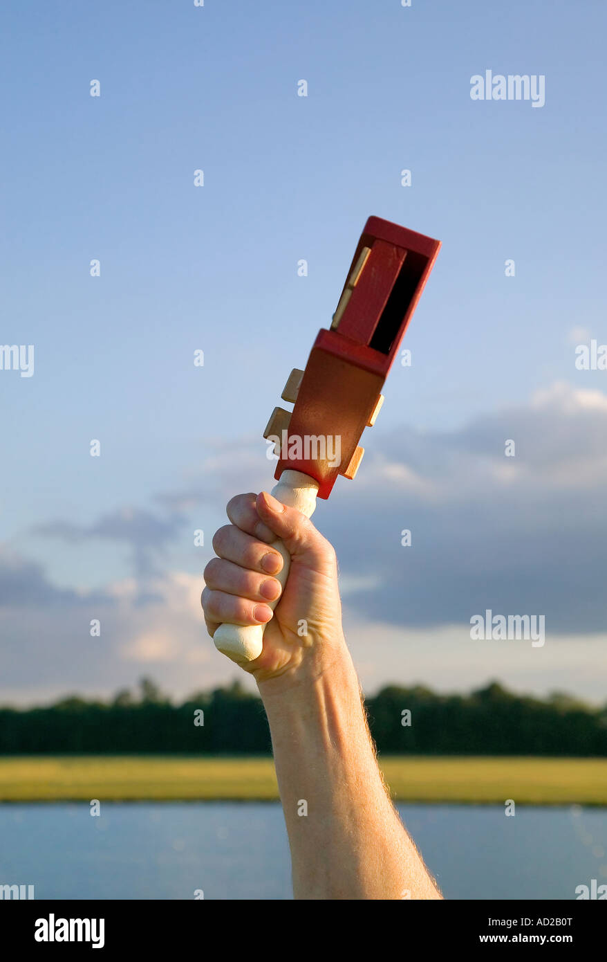 Tradizionale in Legno sonaglio calcio essendo mantenuto in aria Foto Stock